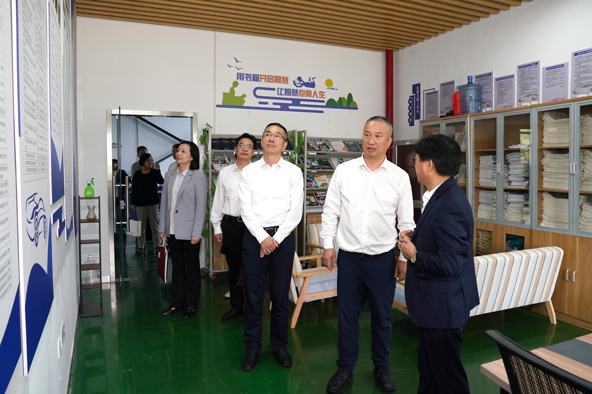 20241009市國資委黨委書記、主任陳文榮調研嘉興市交通學校，右起吳曉斌、陳文榮、柏衛東、朱建華、李利（李阿梅 攝）.jpg