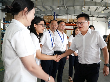 【20240906】集團(tuán)領(lǐng)導(dǎo)慰問(wèn)交通學(xué)校教師，何宇?。ㄓ乙唬ɡ畎⒚窋z）.jpg