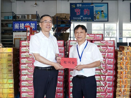 【20240906】集團(tuán)領(lǐng)導(dǎo)慰問(wèn)交通學(xué)校教師，柏衛(wèi)東（左）吳曉斌（右）（李阿梅攝）.jpg